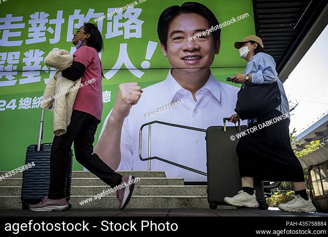Pedestrians pass Democratic Progressive Party (DPP) candidate William Lai election banner in Taipei, Taiwan on 22/11/2023 The opposition to the ruling DPP party...