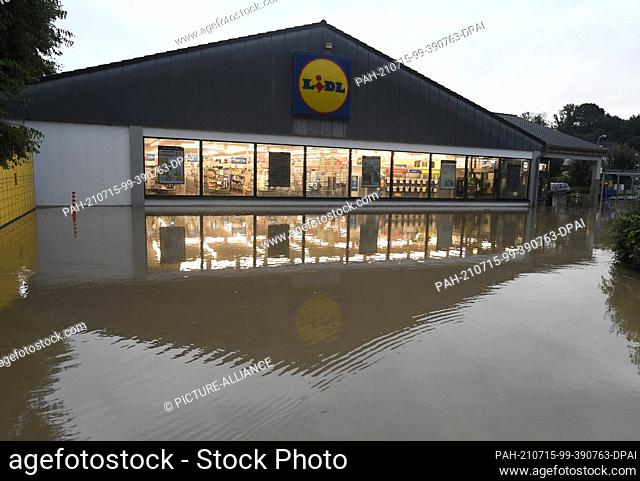 14 July 2021, North Rhine-Westphalia, Leichlingen: The branch of a retail chain is trapped by the floodwaters of the Wupper