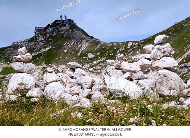 Steinmännchen, dahinter Gipfelstation der Nebelhornbahn, Nebelhorn, 2224m, Allgäuer Alpen, Allgäu, Bayern, Deutschland, Europa