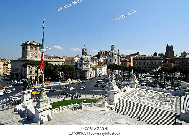 Overview of Piazza Venezia in Rome