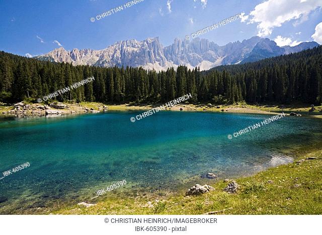 Lake Karer, Karersee, Lago di Carezza, at the back Latemar Mountain range and Rosengarten, South Tyrol, Italy, Europe