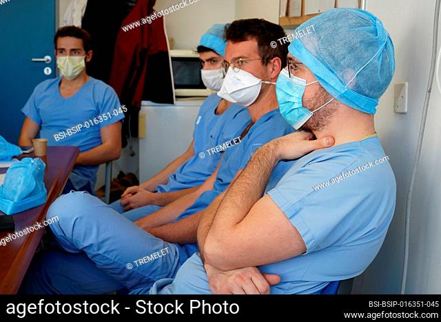 Students during a debriefing session after a resuscitation simulation workshop