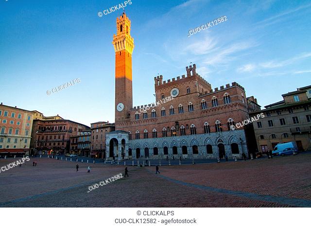 Piazza del Campo sqaure with the last light on the tower of the Palazzo Mangia, Siena, UNESCO World Heritage Site, Tuscany, Italy, Europe