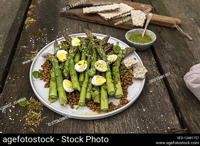 Salad with green asparagus, lentils and boiled eggs