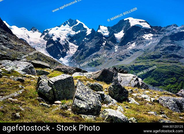 In den Las Collinas mit Blick auf den Piz Bernina in der Gemeinde Pontresina am 13.07.22