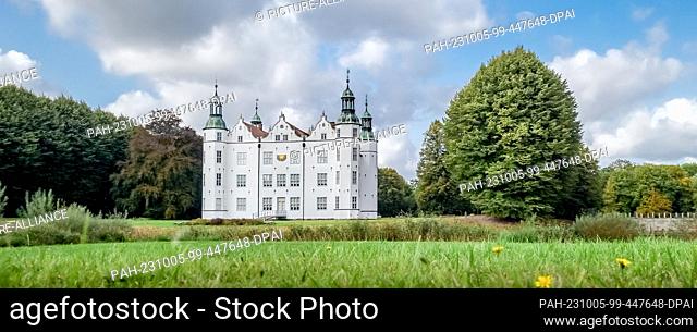 01 October 2023, Schleswig-Holstein, Ahrensburg: View in early autumn of the moated castle Ahrensburg. Photo: Markus Scholz/dpa
