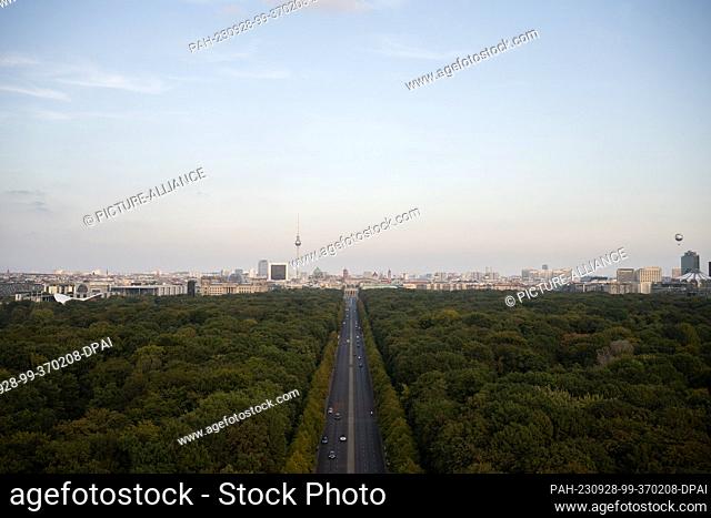 27 September 2023, Berlin: Vehicles drive on the Straße des 17. Juni in the direction of Brandenburger Tor (M) Photo: Sebastian Gollnow/dpa