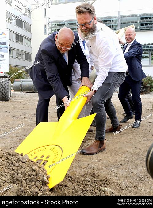 10 September 2021, Mecklenburg-Western Pomerania, Rostock: At the official start of construction for a two-storey modular extension with a modern cardiac...