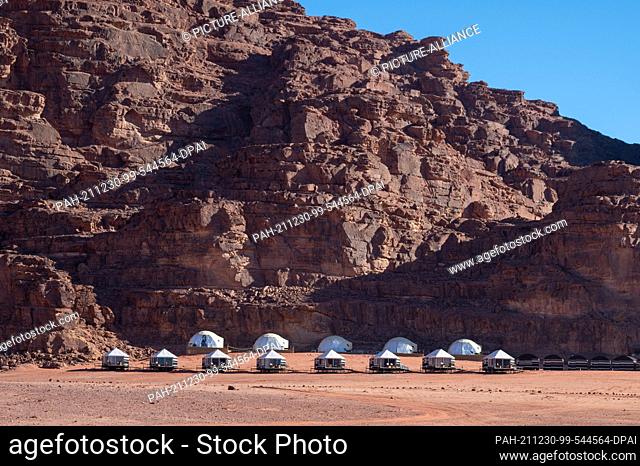 27 November 2021, Jordan, Wadi Rum: Tents and bungalows are located in the Wadi Rum desert at the Wadi Rum Bedouin Camp. Photo: Sebastian...