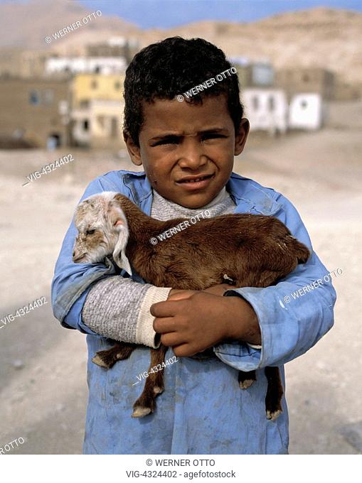 Aegypten, Junge mit einer Ziege, Egypt, child with a goat - , Egypt, 01/01/2014