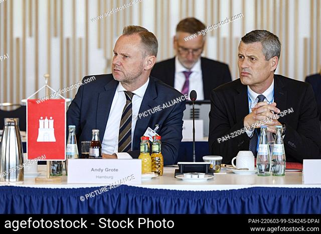 03 June 2022, Bavaria, Würzburg: Andy Grote (l, SPD), Senator for the Interior and Sport of Hamburg, and Bernd Krösser (r)