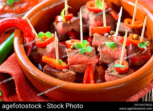 Pikante Steak-Tapas mit Chili, Paprika und scharfer Dip-Sauce - Hot steak tapas with chili, peppers and dip sauce