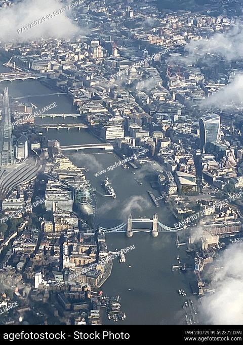 29 July 2023, Great Britain, London: Tower Bridge and The Shard skyscraper on the Thames, seen from the airplane. Photo: Benedikt von Imhoff/dpa