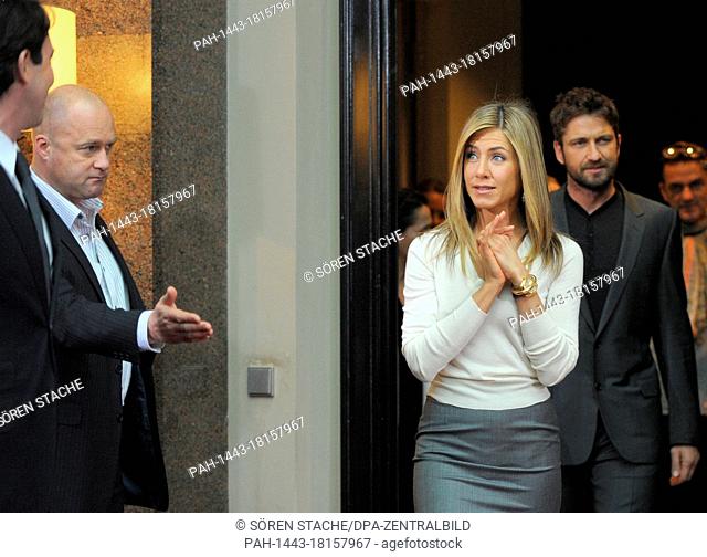 US actress Jennnifer Aniston (C) and Scottish actoer Gerard Butler (R) arrive for a photo call on their film 'The Bounty Hunter' in Berlin, Germany