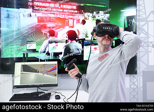 RUSSIA, MOSCOW - 25 de NOVIEMBRE, 2023: Un hombre lleva un auricular VR por delante de la apertura de una exposición titulada "Building the Future" en la...
