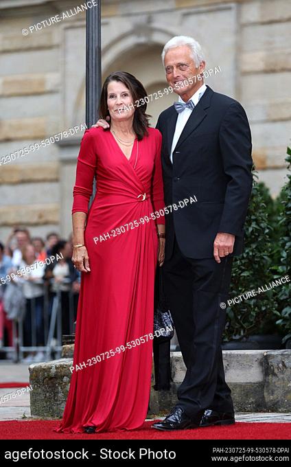 25 July 2023, Bavaria, Bayreuth: Peter Ramsauer (CSU), former minister in Bavaria, and his wife Susanne come to the opening of the Richard Wagner Festival with...