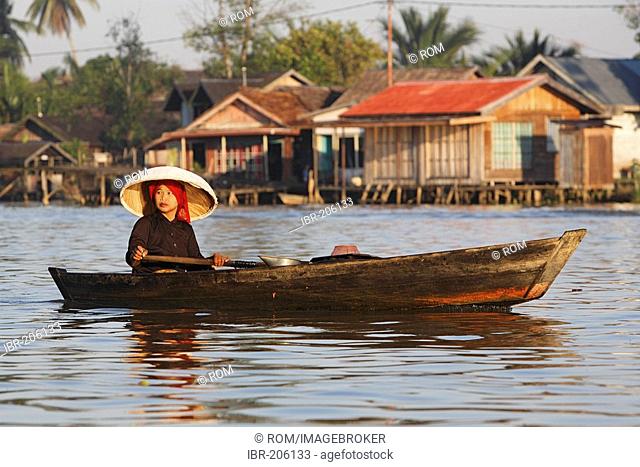 Woman on the way to floating market, Banjarmasin, South-Kalimantan, Borneo, Indonesia