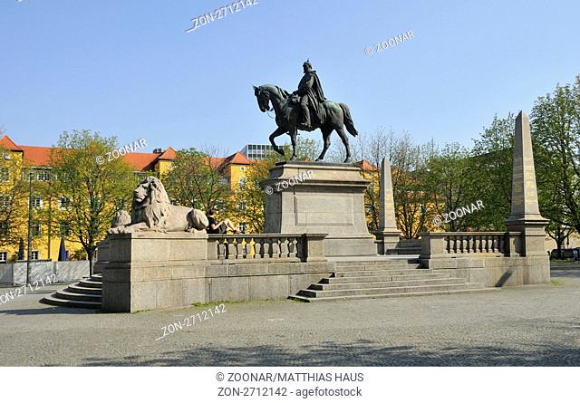 Karlsplatz mit Reiterdenkmal Kaiser Wilhelm I., Stuttgart, Baden-Württemberg, Deutschland Karlsplatz with monument to german emperor Wilhelm I