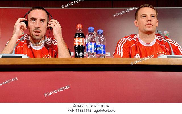 Bayern Munich's goalkeeper Manuel Neuer (R) and Franck Ribery speak during a press conference at the 'Stade Adrar' stadium following a practice session of...