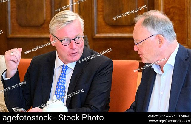 30 August 2022, Lower Saxony, Hanover: Bernd Althusmann (l, CDU), Minister of Economics of Lower Saxony, and Stephan Weil (SPD)