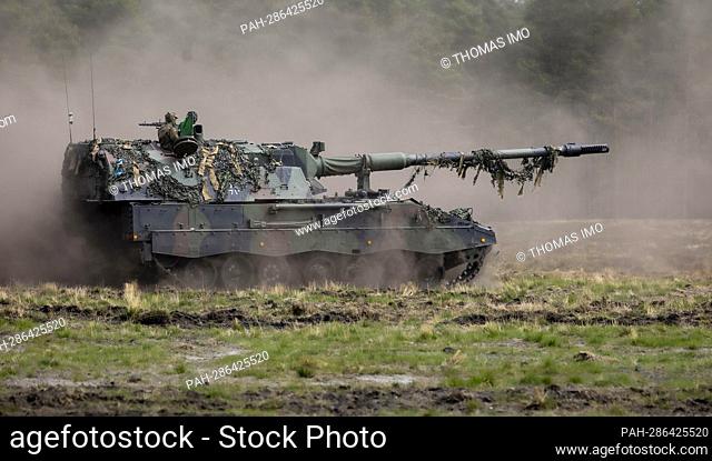 Panzerhaubitze 2000 of the Bundeswehr during the exercise - Wettiner Heide -. In 2023, with the Panzergrenadierbrigade 37 - Freistaat Sachsen - Germany will...