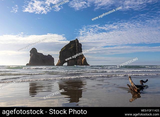 New Zealand, South Island, Tasman, ¶ÿWharariki Beach and Archway Islands
