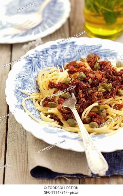 Spaghetti with dried tomatoes, capers and red onions