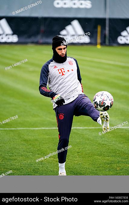 Javi (Javier) MARTINEZ (FC Bayern Munich), on the ball, action. final training. FC Bayern Munich-Lazio Rom- Soccer Champions League round of 16