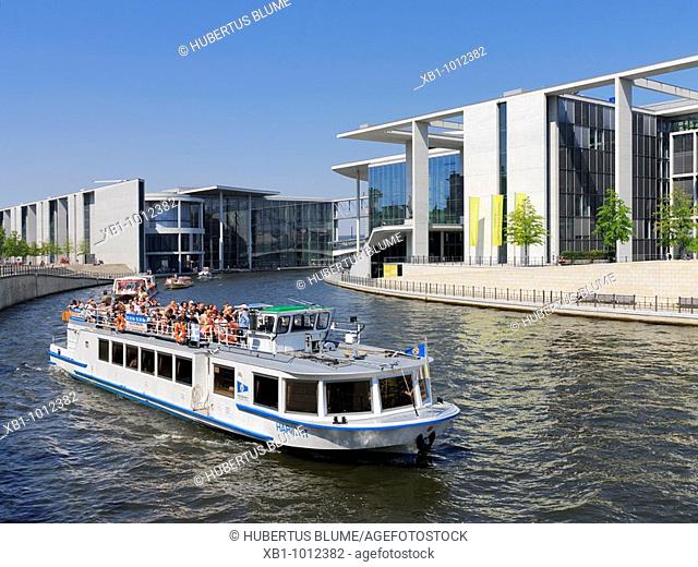 government quarter, Paul-Loebe-House left, Marie-Elisabeth-Lüders-House, parliamentary library right, river Spree with passenger ship