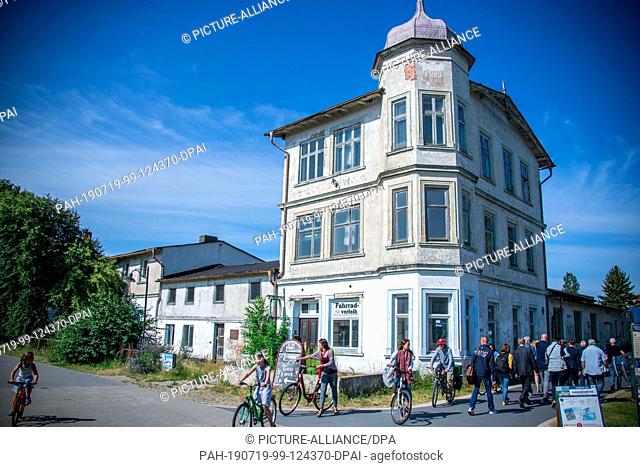 11 July 2019, Mecklenburg-Western Pomerania, Kloster: Holidaymakers pass an empty house in Vitte on the Baltic island of Hiddensee