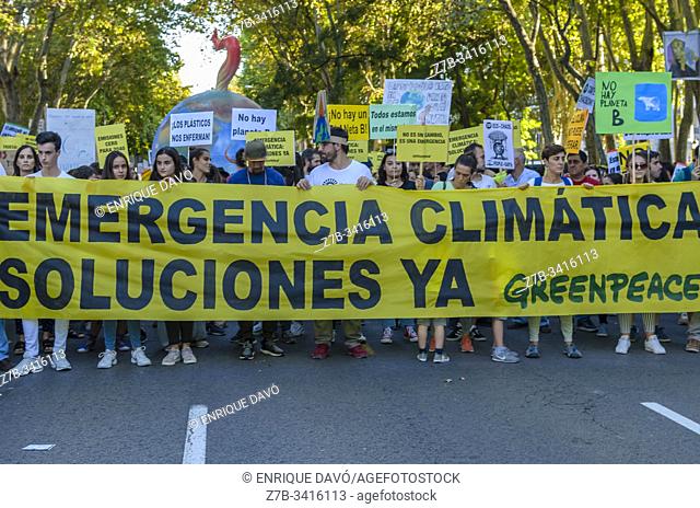 Madrid, Spain, 27th September 2019. View of people with placards protesting against climate change in Paseo del Prado, Madrid city, Spain