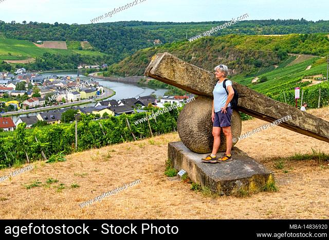 Hiker at the sculpture knee with joint near Nittel with view to Machtum, Luxembourg, Moselsteig Etappe 2 Palzem-Nittel, Obermosel, Saar-Obermosel-Region