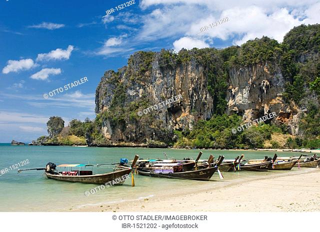 Long-tail boats on the beach, limestone cliffs, Ton Sai Beach, Krabi, Thailand, Southeast Asia, Asia
