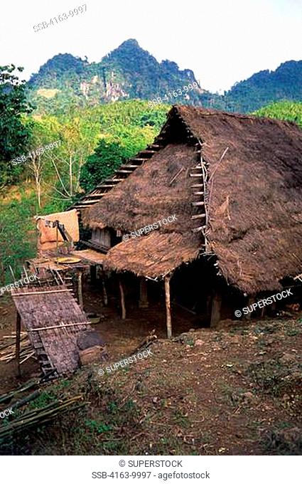 ASIA, NO. VIETNAM, NEAR HOA BINH GIANG MO VILLAGE, MUONG HILL-TRIBE, TRADITIONAL HOUSE ON STILTS