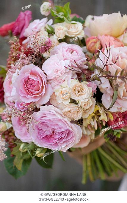 ROSA ABRAHAM DARBY WITH RANUNCULUS GARDEN ROSES SPRAY ROSES AND FOLIAGE
