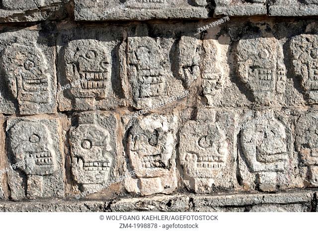MEXICO, YUCATAN PENINSULA, NEAR CANCUN, MAYA RUINS OF CHICHEN ITZA, THE TZOMPANTLI - PLATFORM OF THE SKULLS