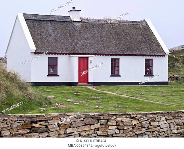 Ireland, Donegal, fishing house with thatched roof at the Gweedore Bay close Derrybeg