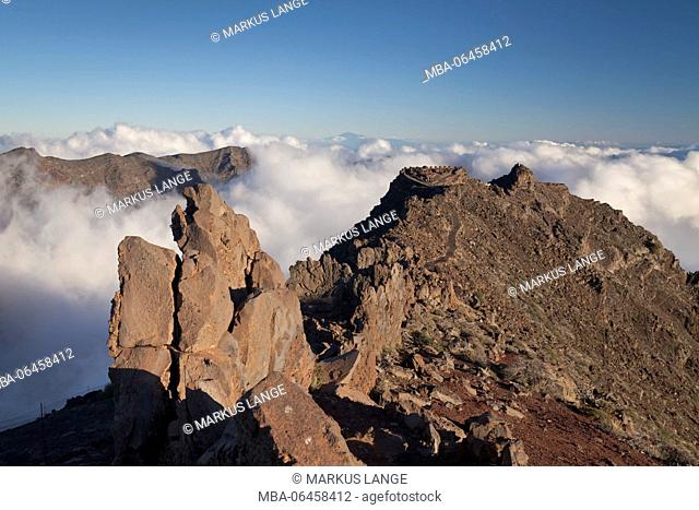 View of Roque de los Muchachos above Caldera de Taburiente to Tenerife and the Pico del Teide, Parque Nacional de la Caldera de Taburiente, La Palma