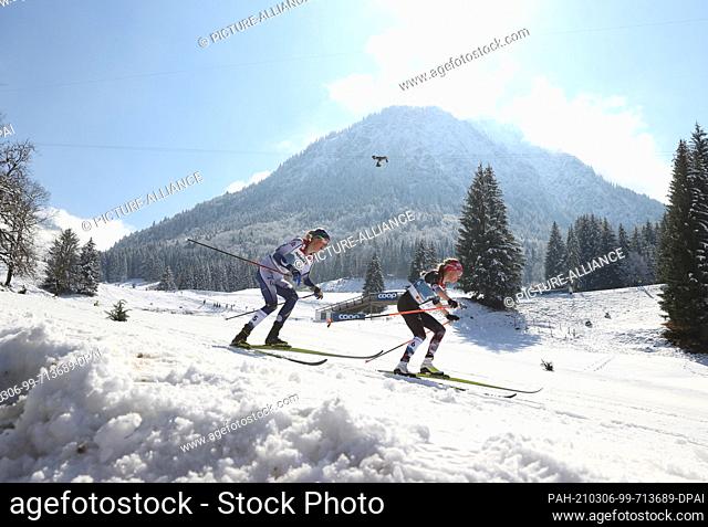 06 March 2021, Bavaria, Oberstdorf: Nordic skiing: World Championships: Cross-country, 30 km classic, women. Frida Karlsson from Sweden (l) and Teresa Stadlober...