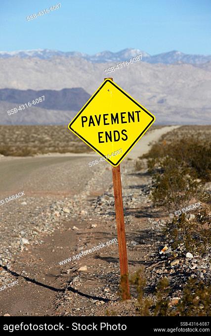 USA, California, Death Valley National Park, Eureka Valley, Pavement Ends sign
