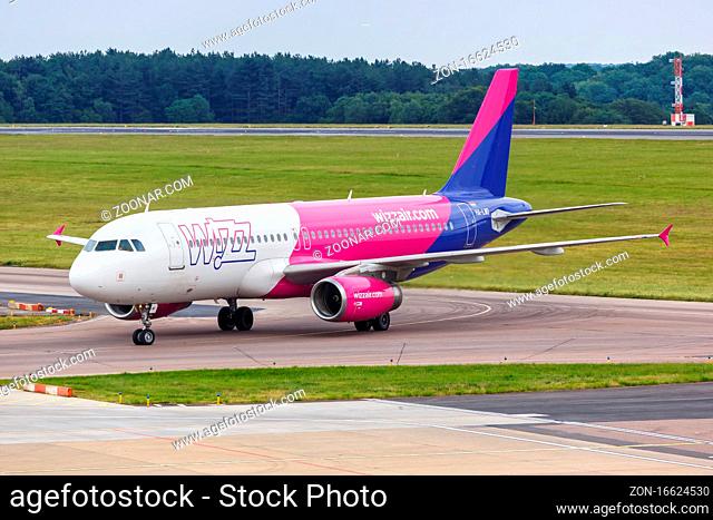 Luton, Vereinigtes Königreich - 8. Juli 2019: Ein Airbus A320 der Wizzair mit dem Kennzeichen HA-LWD auf dem Flughafen London Luton (LTN) im Vereinigten...