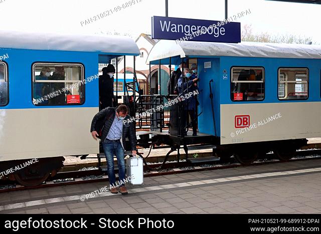 21 May 2021, Lower Saxony, Wangerooge: Passengers leaving the island train at the station. Tourism in Lower Saxony is picking up again