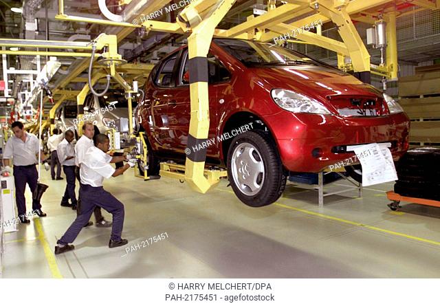 A Brazilian Daimler-Chrysler employee assembles the wheels on 23.4.1999 on a Mercedes of the A-Class. Daimler-Chrysler has on 23.4