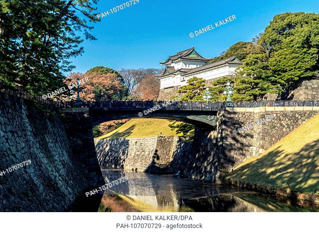 Japan: Nijubashi bridge, leading inside the Imperial Palace..Photo from 23. December 2017. | usage worldwide. - Tokio/Kanto/Japan