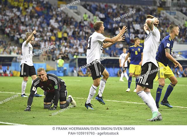 Thomas MUELLER (Muller, GER) (mixed.) Came down in the penalty area, complaining about a foul; left: goalie Robin OLSEN (SWE); on the right