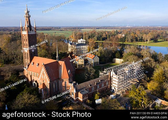 14 September 2017, Saxony-Anhalt, Oranienbaum: Scaffolders erect an enclosure for the house of the princess, on the left the church of St. Peter
