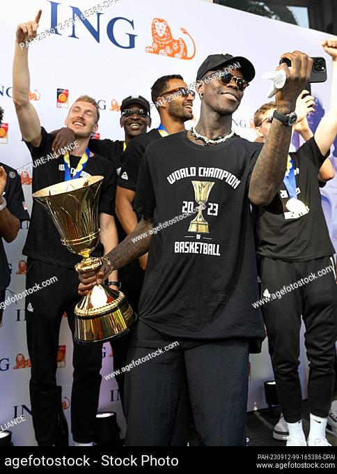 12 September 2023, Hesse, Frankfurt/Main: Dennis Schröder, captain of the national basketball team, holds the trophy in his hands during the team's reception in...