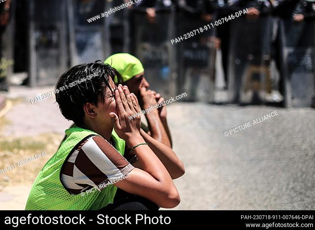 18 July 2023, Iraq, Baghdad: Protesters react to the intensively hot weather, during a protest near the Turkish Embassy in Baghdad