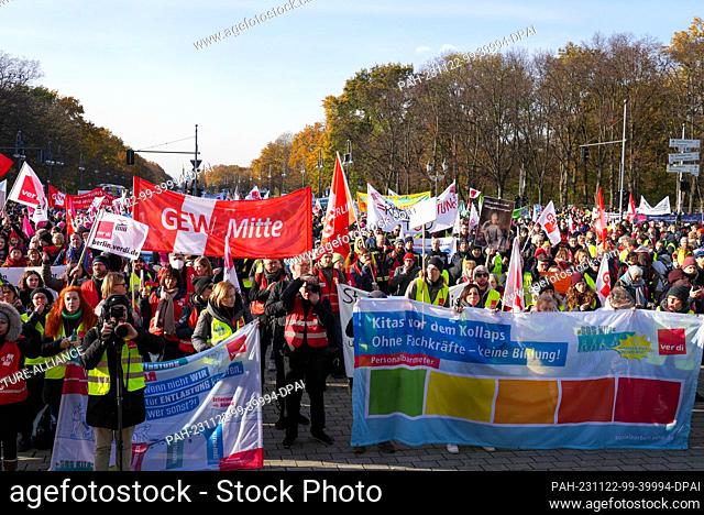 22 November 2023, Berlin: Participants from the Verdi service union and the Education and Science Union (GEW) demonstrate during a rally on Platz des 18
