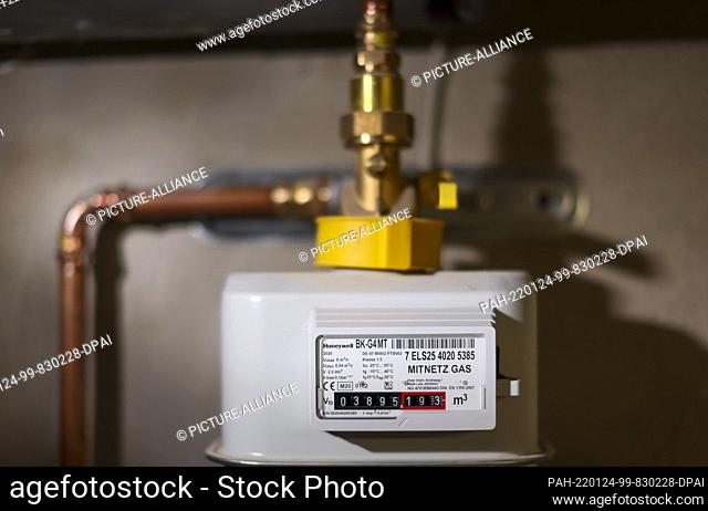 SYMBOL - 24 January 2022, Saxony, Leipzig: A gas meter hangs in the basement of a single-family home. The German government has reformed the law to prevent...